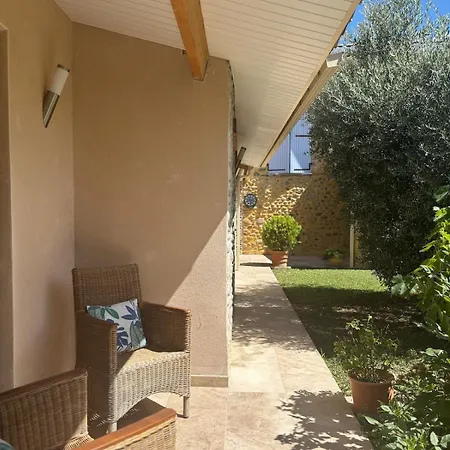 Hébergement de vacances Charmante Maison En Pierre Avec Jardin