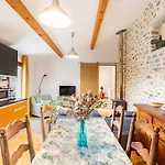 Hébergement de vacances Charmante Maison En Pierre Avec Jardin *