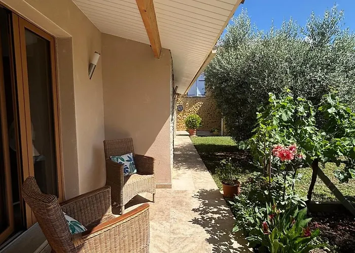 Holiday home Charmante Maison En Pierre Avec Jardin Les Mees