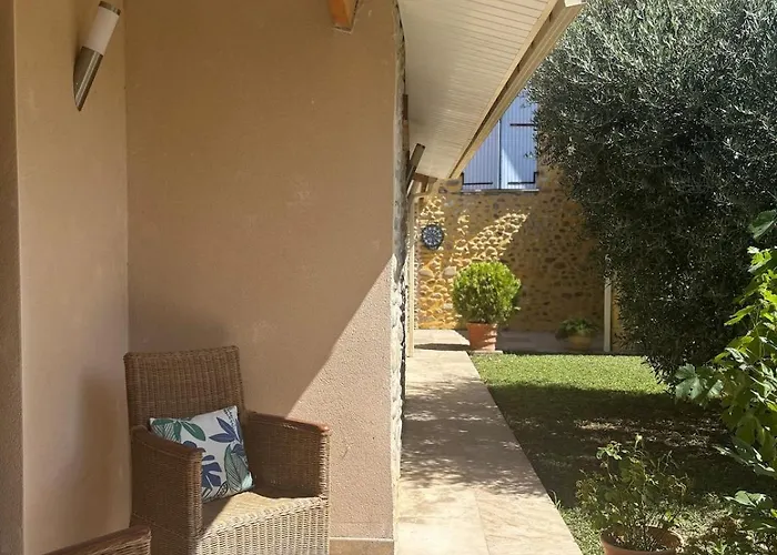 Holiday home Charmante Maison En Pierre Avec Jardin